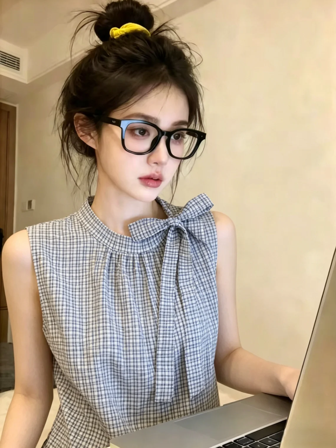 

Summer New Plaid Knot Neck Hanging Sleeveless Shirt Women Beautiful Age Reduction Top Self Kept Style Korean Version