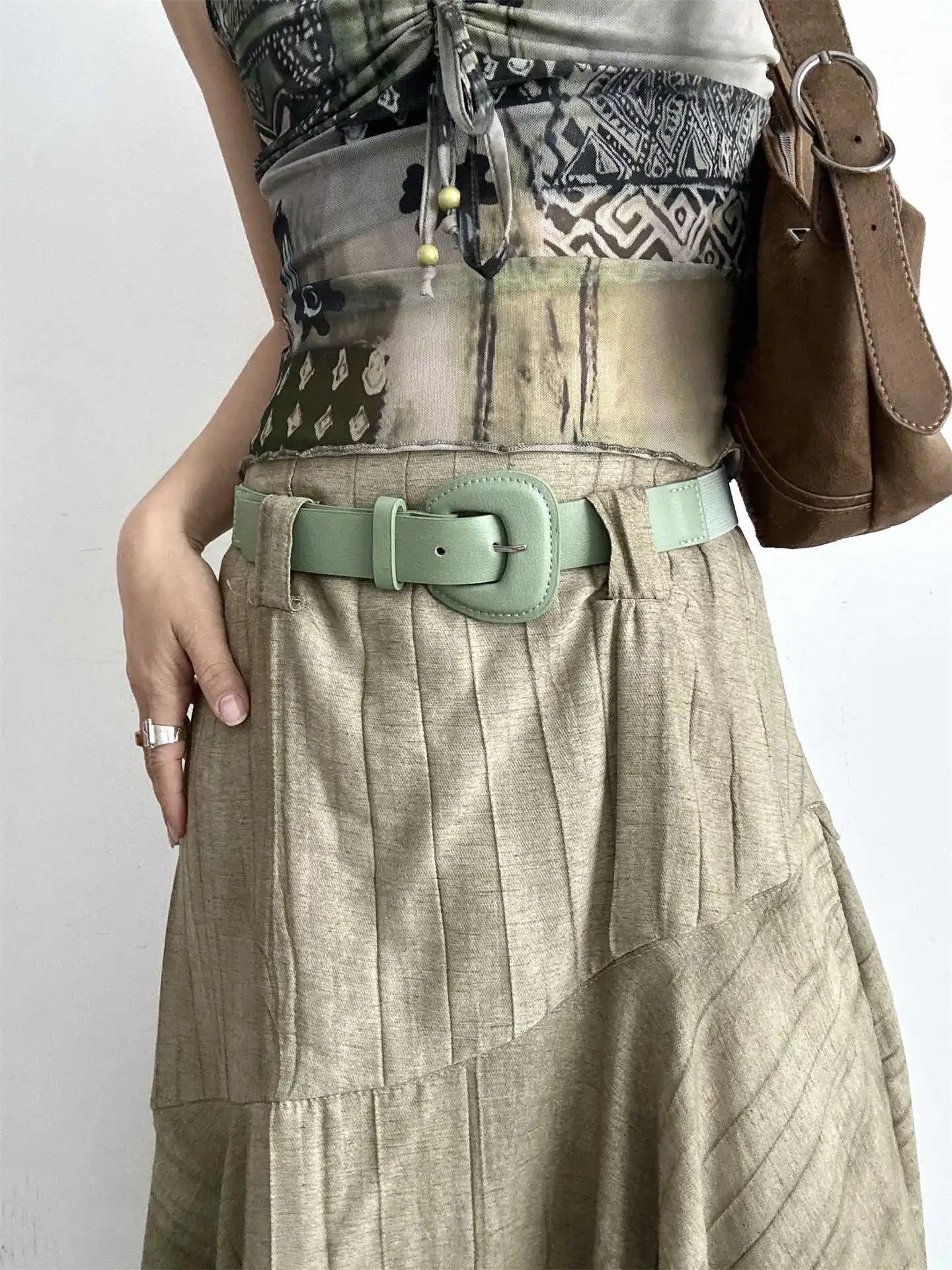 cinto-elastico-verde-feminino-moderno-versatil-e-com-toque-sofisticado-para-vestidos-–-design-exclusivo