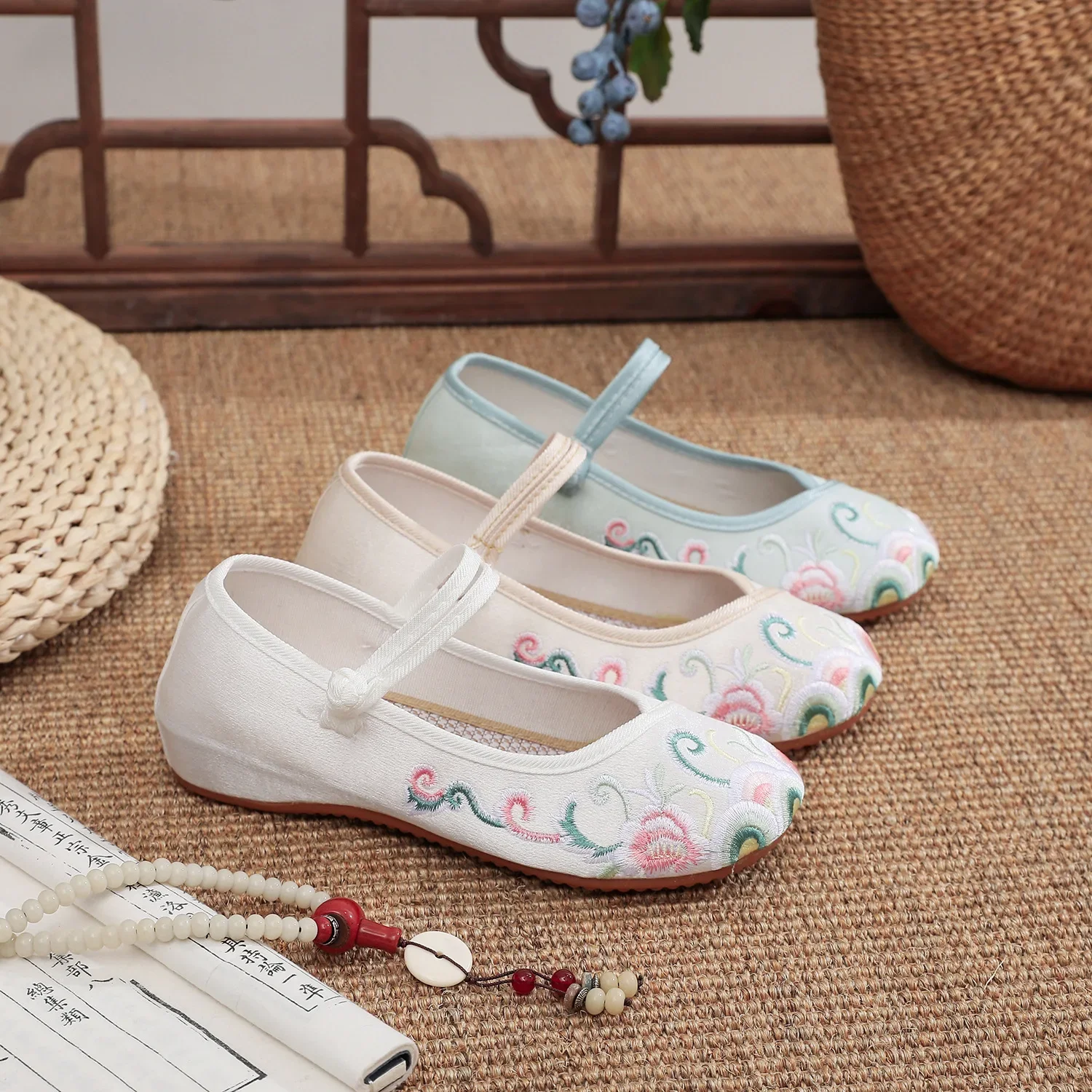 

Size 34-41 Summer Mercerized Satin Face Ethnic Embroidered Low Heeled Women Shoes Embroidery Chinese Flats Shoes