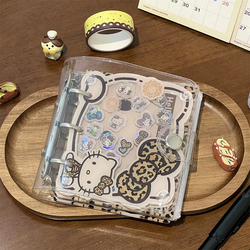 สมุดใส่การ์ดอะคริลิคแบบหลวมลายการ์ตูนเฮลโลคิตตี้ สามารถเก็บการ์ดดารา การ์ดธนาคาร รูปถ่าย ของขวัญคริสต์มาส ฮาโลวีน