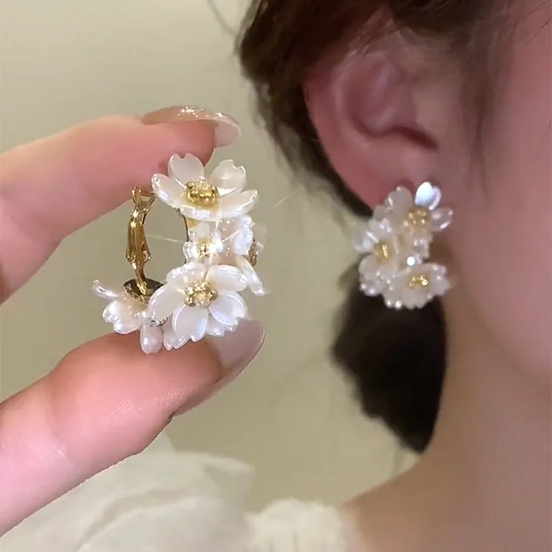 2022 New Korean White Flower Splicing Hoop Earrings Temperament Simple Resin Versatile Big Luxury Earrings Jewelry Wedding Gift