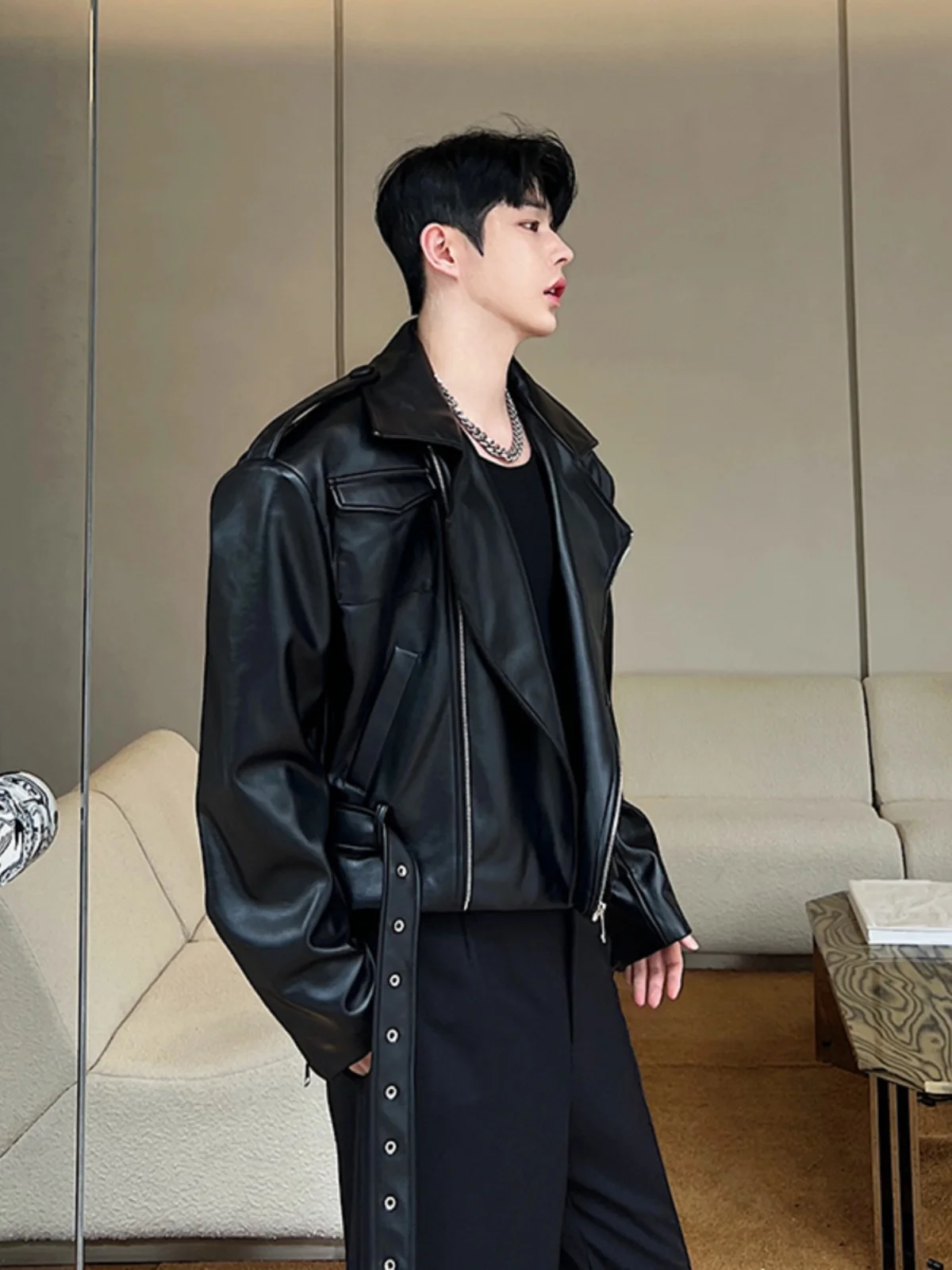 Giacca in Pelle Stile Biker Coreano con Cerniera Retrò, Design Trendy e Vestibilità Ampia per Uomo, Energia Giovanile, Casual Autunnale