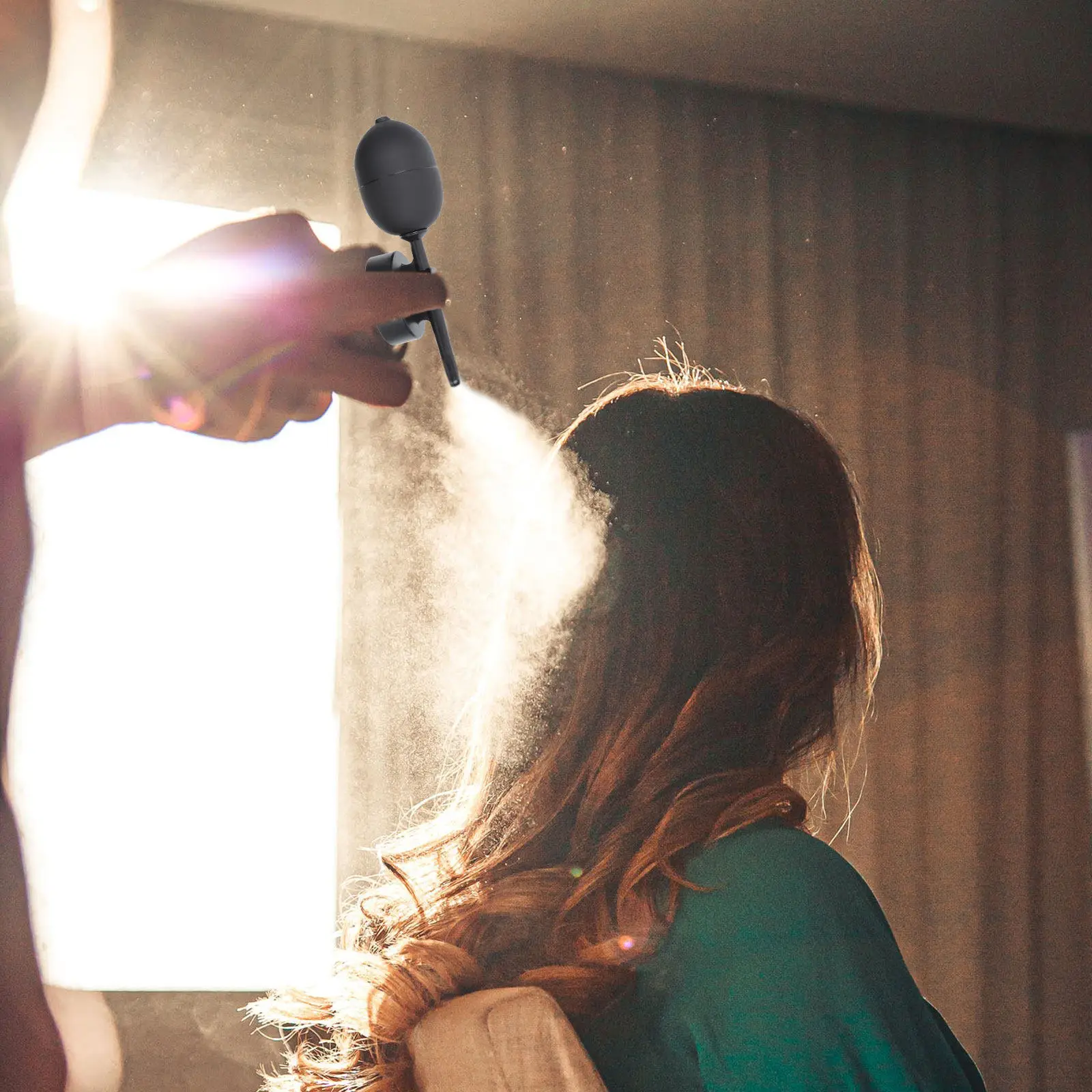 

Аппликатор-спрей для волокон для наращивания волос: точное нанесение в области истончения волос, экономия волокон, простое дозирование одним нажатием