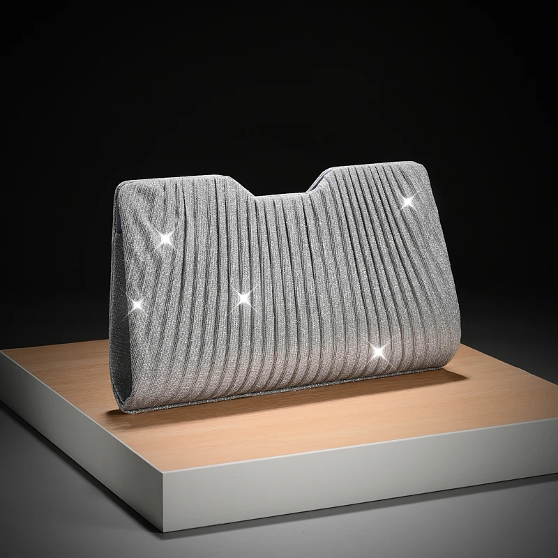 Luxuriöse, leicht verzierte Abendtasche mit vertikalen Falten und Pailletten, mit Metallkette, als Umhängetasche für Verlobungspartys, passend zu festlichen Kleidern. – Detail 1