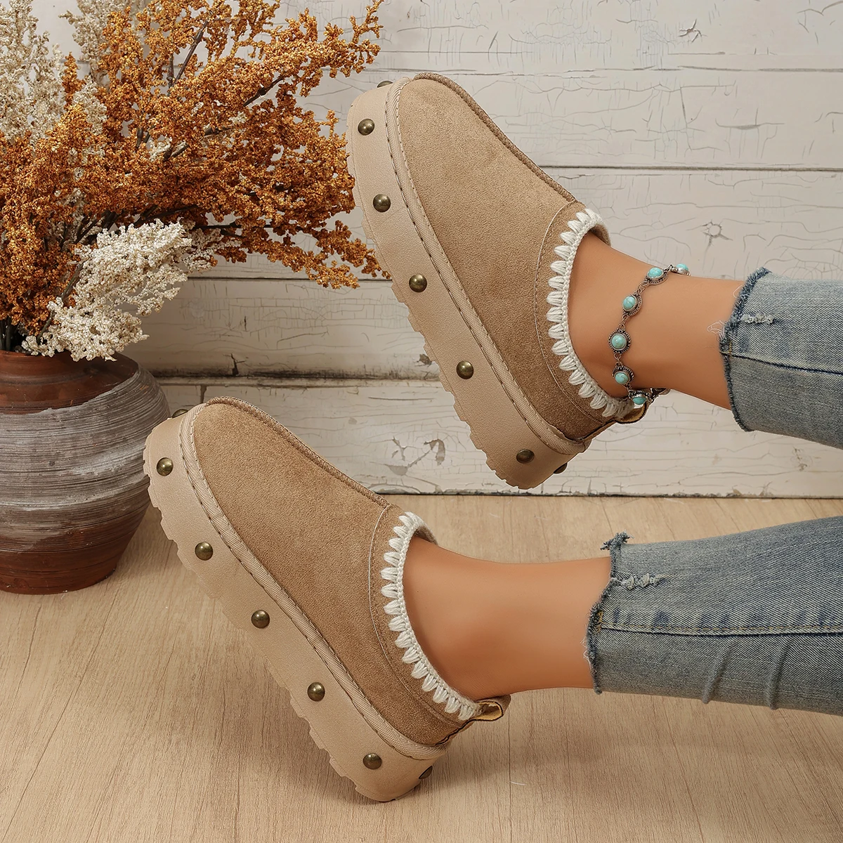 Mules de plataforma de ante color camel para mujer: pantuflas de algodón cálidas con detalles de ganchillo y tachuelas metálicas, suela gruesa para uso en interiores y exteriores.