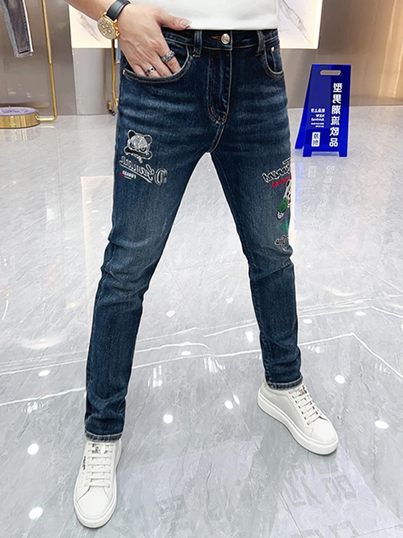 

Модные мужские джинсы с вышивкой и стразами, зауженные, повседневные, со средней посадкой, слегка эластичные, длинные брюки, осенняя молодежная джинсовая мода