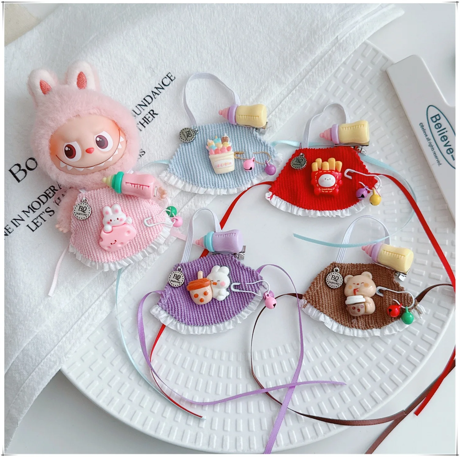 Vêtements pour LABUBU 4e génération, 4.0 broches pour la série Love, nouvelle tenue de Mini poupée, tablier multicolore avec bouteille de lait, imprimés ours et lapin