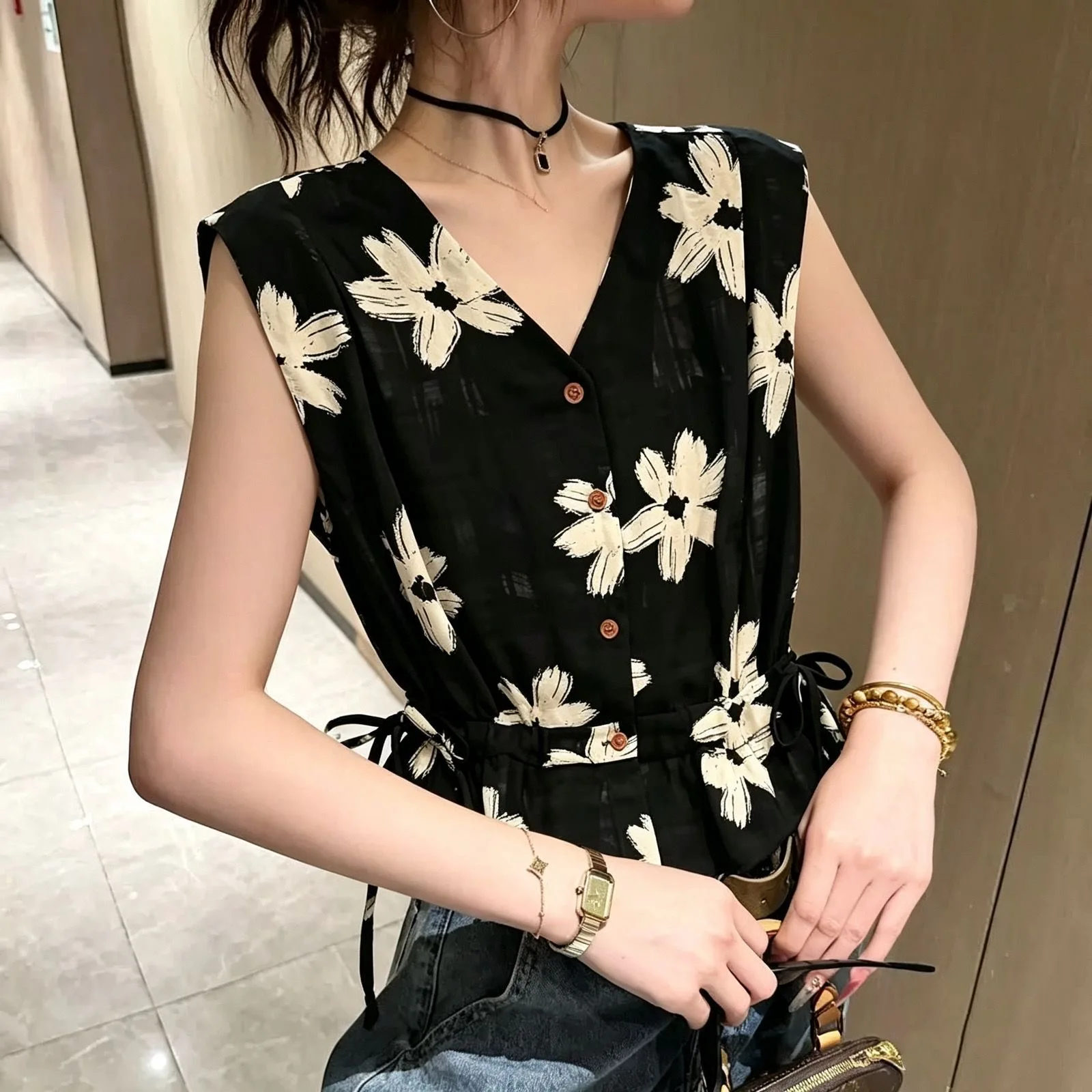 Floral Print Sleeveless Chiffon Shirt Women's Summer Fashion Short Style Top Waist-Cinching Design V-Neck Polyester Fiber