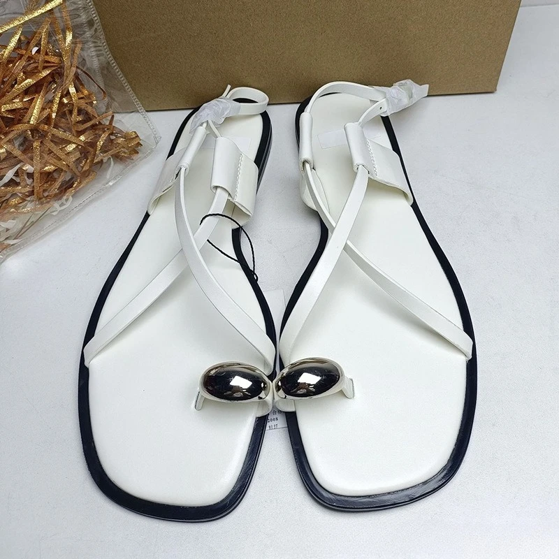 

Lightweight Brand Women Summer Shoes Metal Decoration Cross Strap Buckle Design Outside Ladies Flat Beach Gladiator Sandals