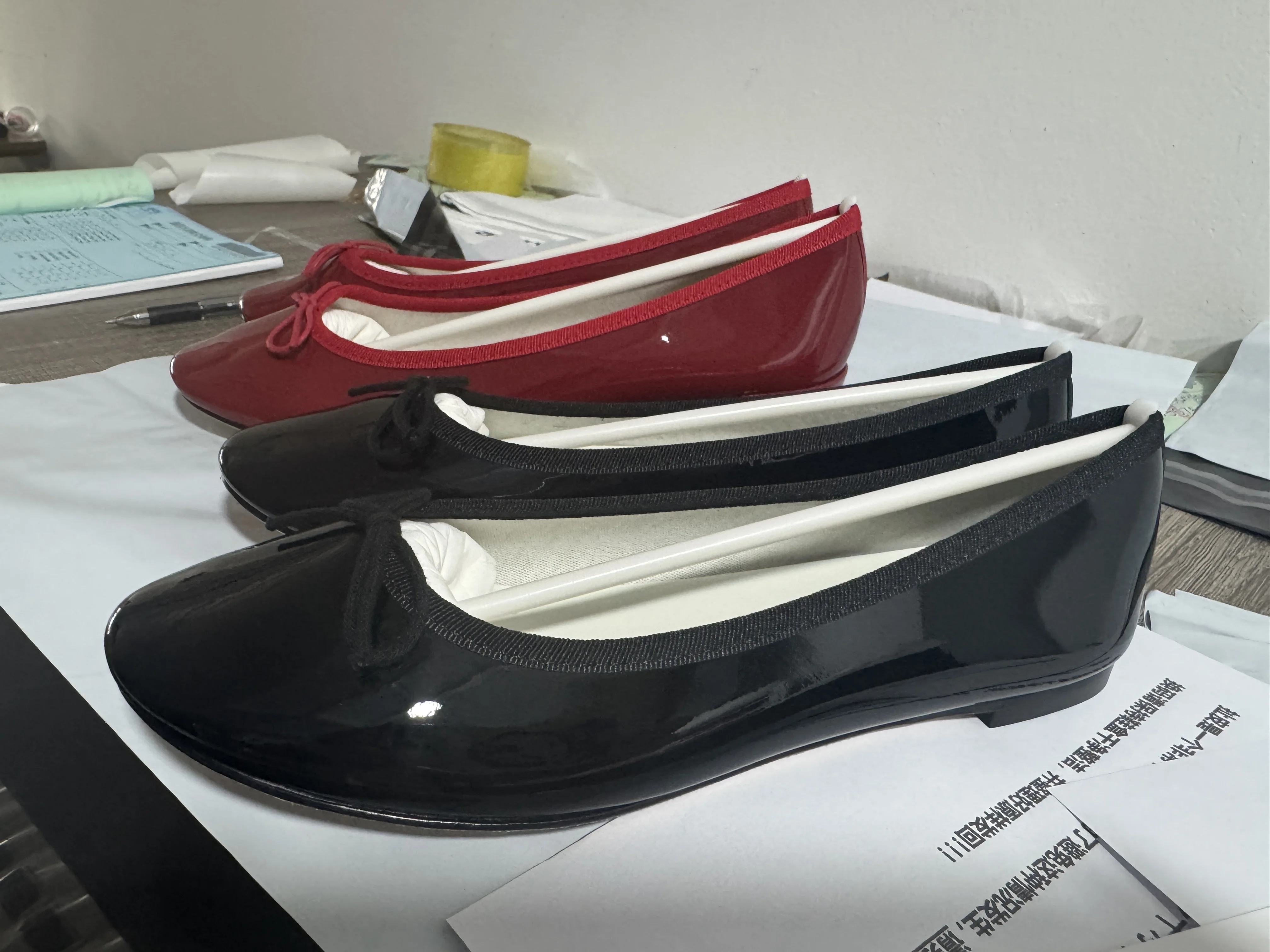 حذاء باليه مسطح بمقدمة مستديرة واحدة كلاسيكية فرنسية، كعب منخفض، نعل ضحل، جلد لامع، حذاء أحمر صغير، حذاء مسطح نسائي صيفي