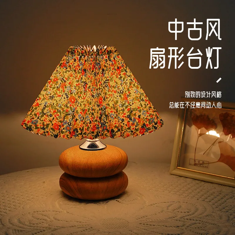 

Medieval style table lamp bedroom high-end pleated floral retro bedside lamp bedroom study homestay night light atmosphere