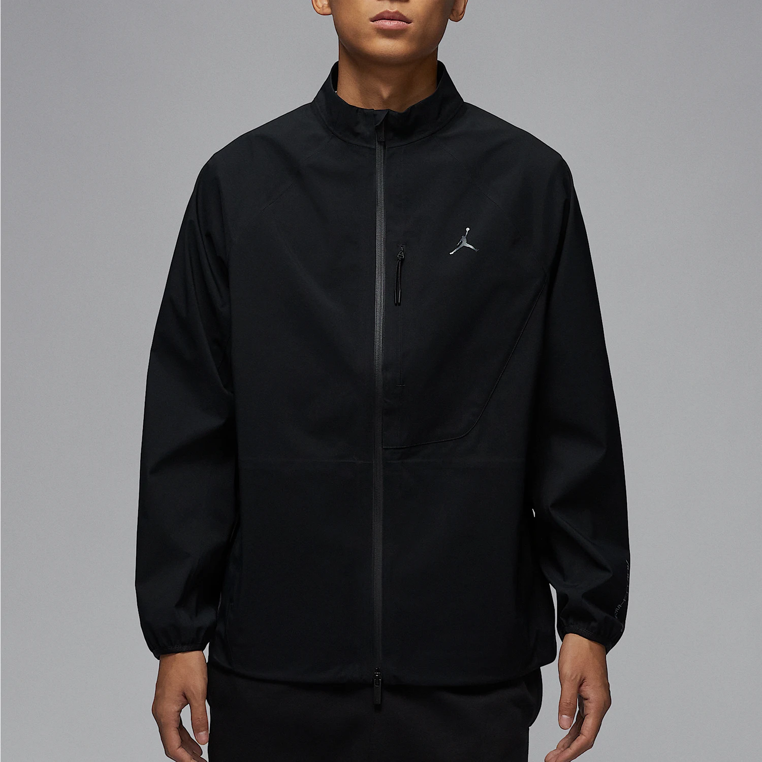 

Мужская спортивная куртка Nike Authentic JORDAN с воротником-стойкой и свободным кроем HV6591-010