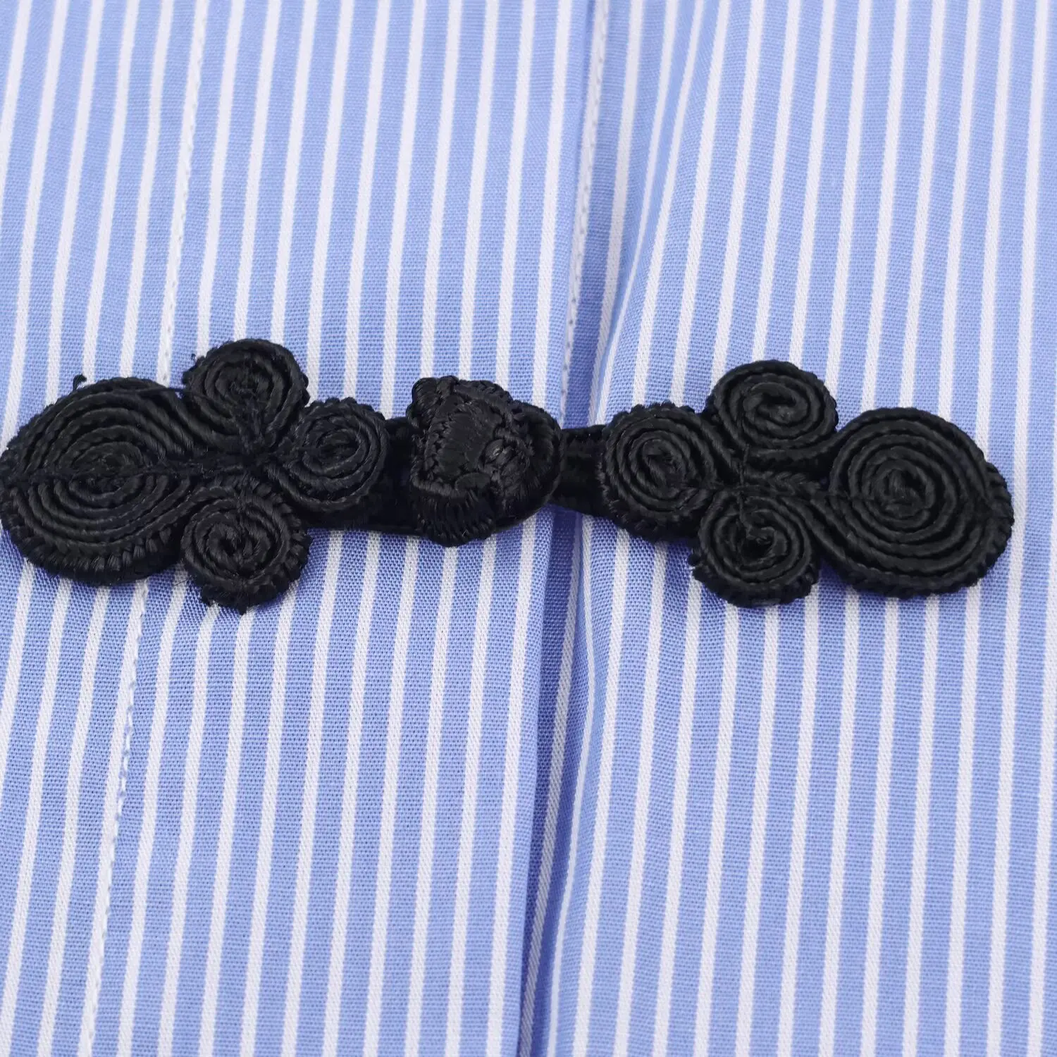 BSAY Neue Chinesische Ästhetische Damenbluse mit Streifen, Kontrastierendem Weißem Kragen, Froschknopfverschluss, Losen Langen Ärmeln und Gebogenem Saum – Detail 9