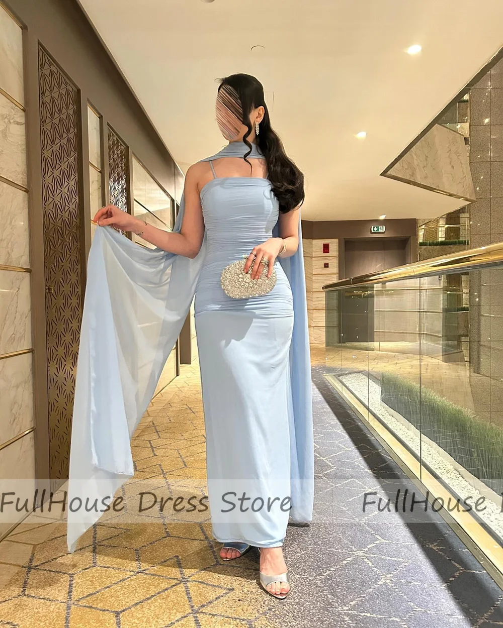 Maßgeschneidertes klassisches Abendkleid mit U-Boot-Kragen, gestuft, plissiert, sexy Etui-Abendkleid, Maxi-Länge, rückenfrei, Saudi-Arabien-Kleid mit Schal