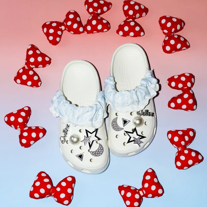 Zuecos de EVA Blancos con Puntos, Volantes, Estrellas, Lunas y Diamantes de Imitación para Mujer, con Charms DIY Removibles, Suela Antideslizante, Zapatos Casuales de Verano