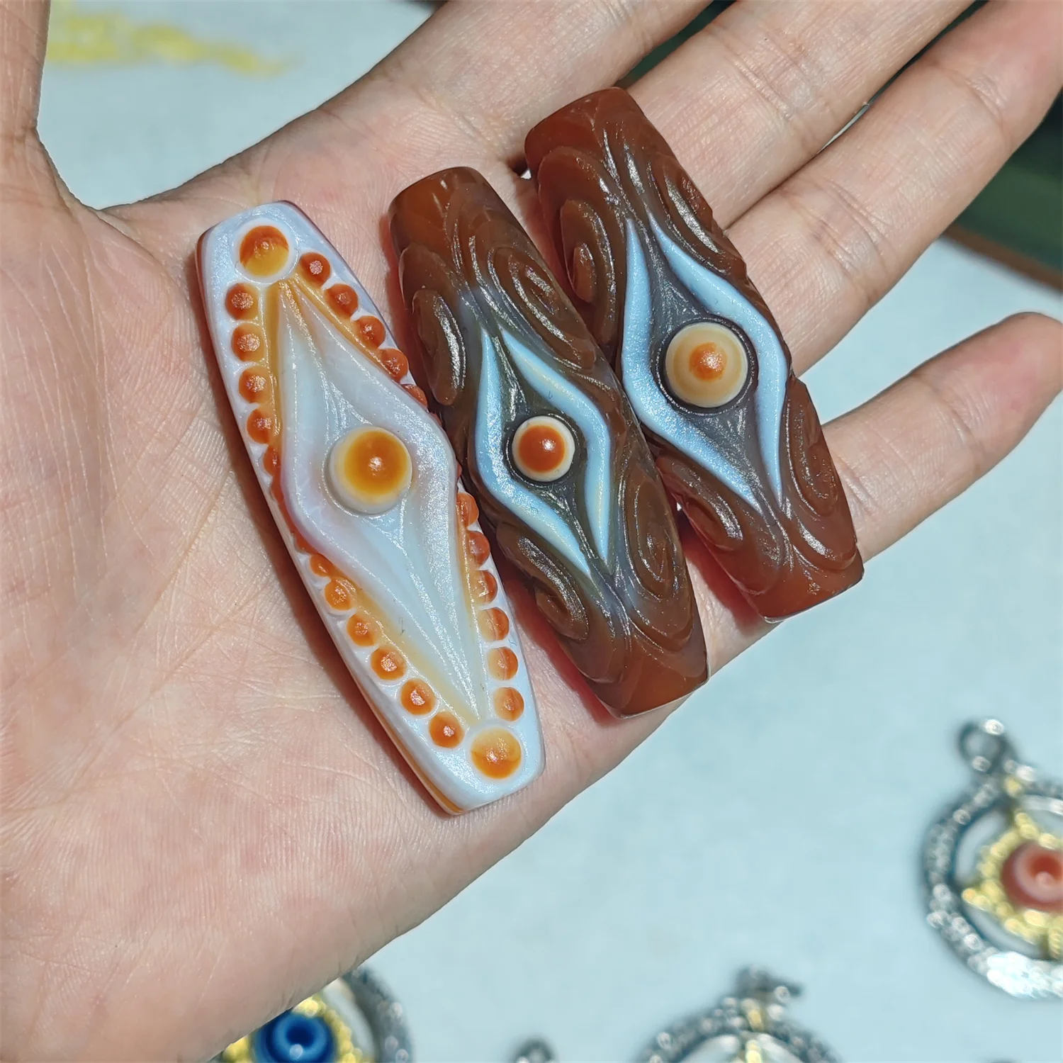 

1pcs/lot Natural Red Black Carved Ghost Eye Agate Dzi Retro ethnic style Exquisite workmanship Collectible necklace pendant