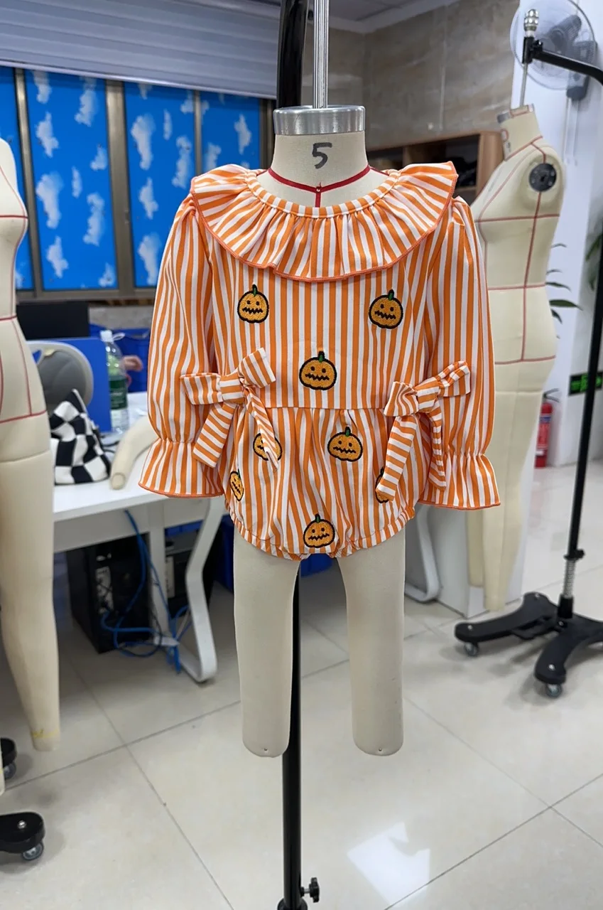 

Комбинезоны на Хэллоуин для маленьких девочек, комбинезоны с длинными рукавами и вышивкой тыквы в полоску с принтом и бантом, одежда для новорожденных