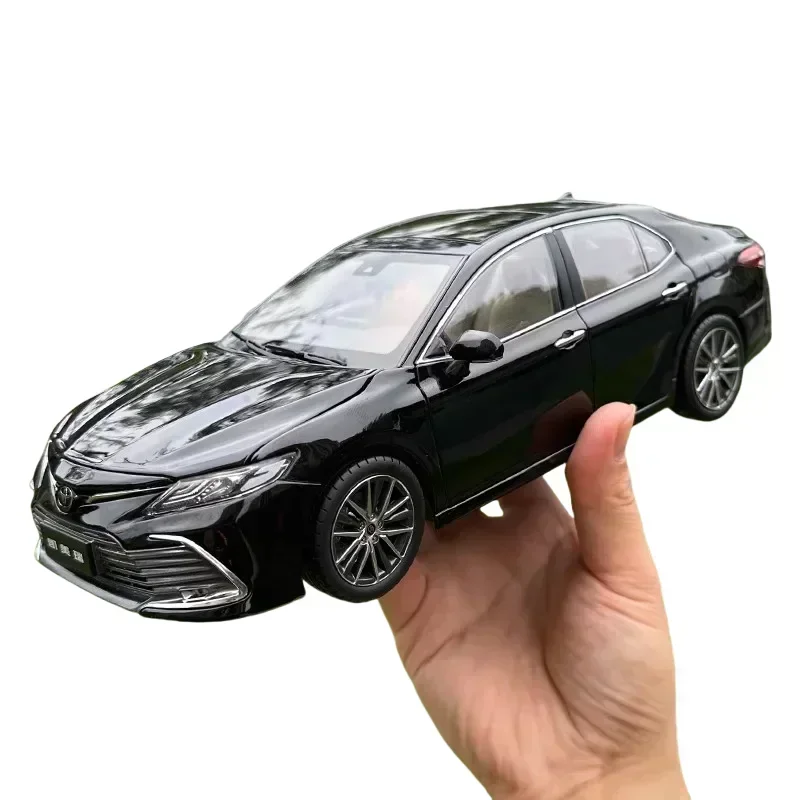 Scale model 1:18 2021 GAC Toyota new eight generation Camry car model decorated room decoration for children\'s birthday gifts.