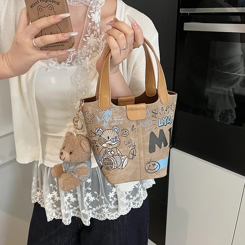 

2025 Creative Crossbody Bag Design: European-Inspired Detachable Pouch & Convertible Shoulder Strap