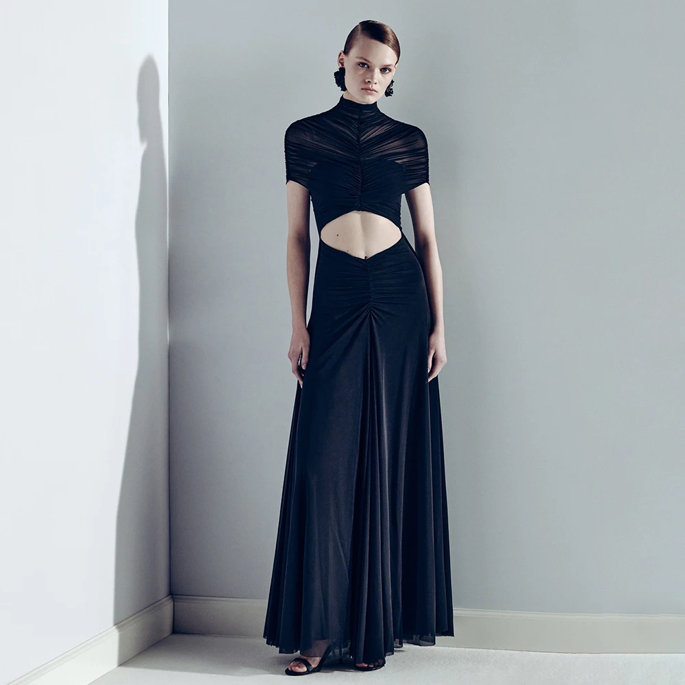 ชุดเดรสยาวสำหรับงานพรอม งานเลี้ยงค็อกเทล งานวันเกิด หรืองานราตรี  แบบคอเสื้อทรงกลม ผ้าตาข่ายโปร่ง แต่งระบายชั้นๆ  โชว์ช่วงเอว  ดีไซน์เว้า  เซ็กซี่