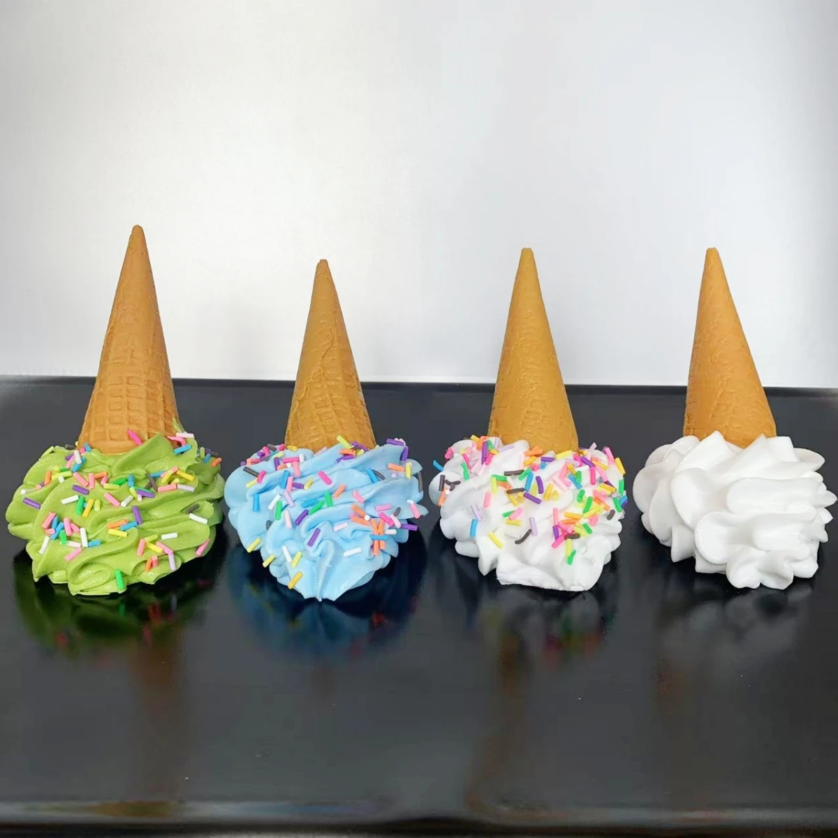 Ultra-realistisches gefälschtes gefallenes Eiscreme-Modell, lebensechte, fallende, geschmolzene Dessert-Requisite für Streichgeschenke, TikTok-Viervideos, Fotografie – Detail 9
