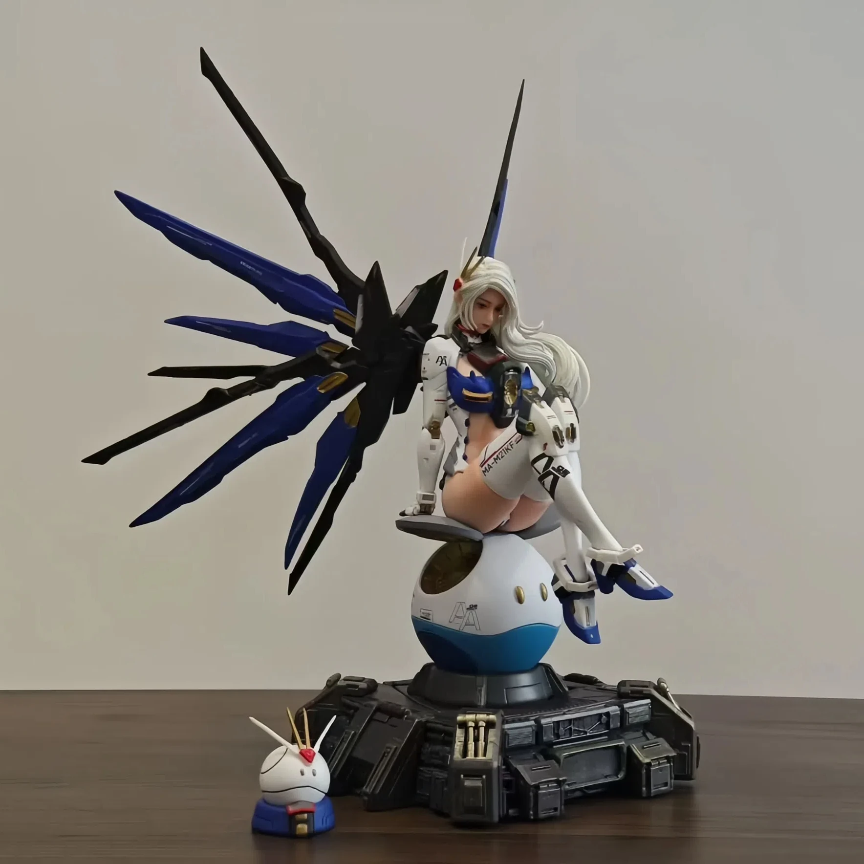 

Высококачественная версия Ji Niang Machinery 2D Technology Mecha Free Girl Anime Beautiful Girl GK Ornaments Surrounded by