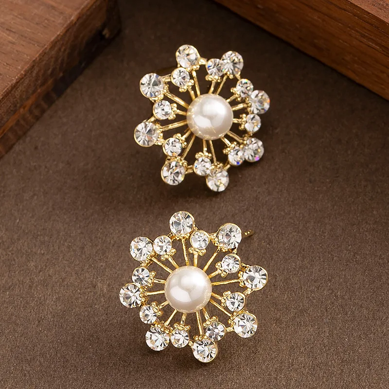 Fashion-ForwardWinter Snowflake Zirconia Pearl 14K Gold-Plated Stud Earring Luxury-Inspired Silver-Needle Earring for Women Gift