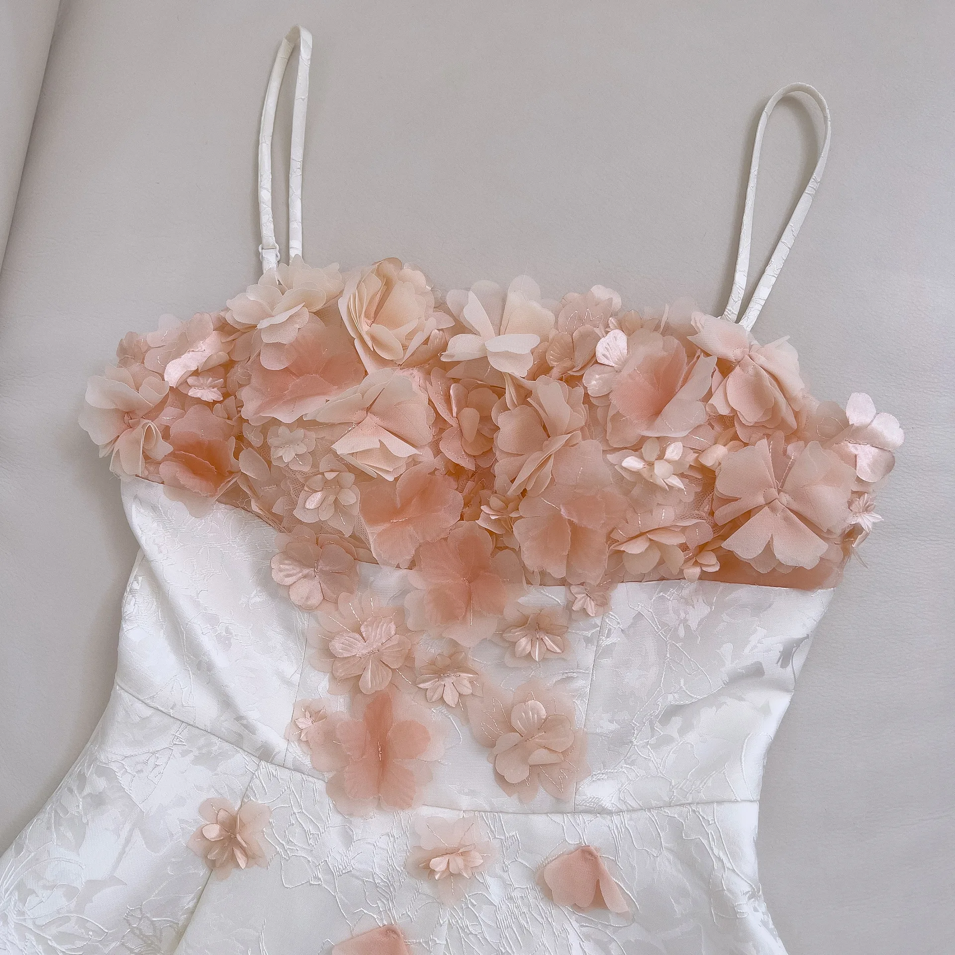 فستان UMI MAO على الطراز الفرنسي للنساء فستان فاخر خفيف ثلاثي الأبعاد مزين بالزهور فستان اجتماعي بدون حمالات غير متماثل للإجازات فام