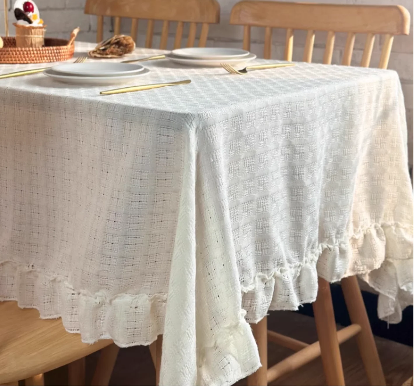 French-style cream tablecloth, vintage round table coffee table, ruffled edge, natural wood, Nordic lace fabric, balcony cover