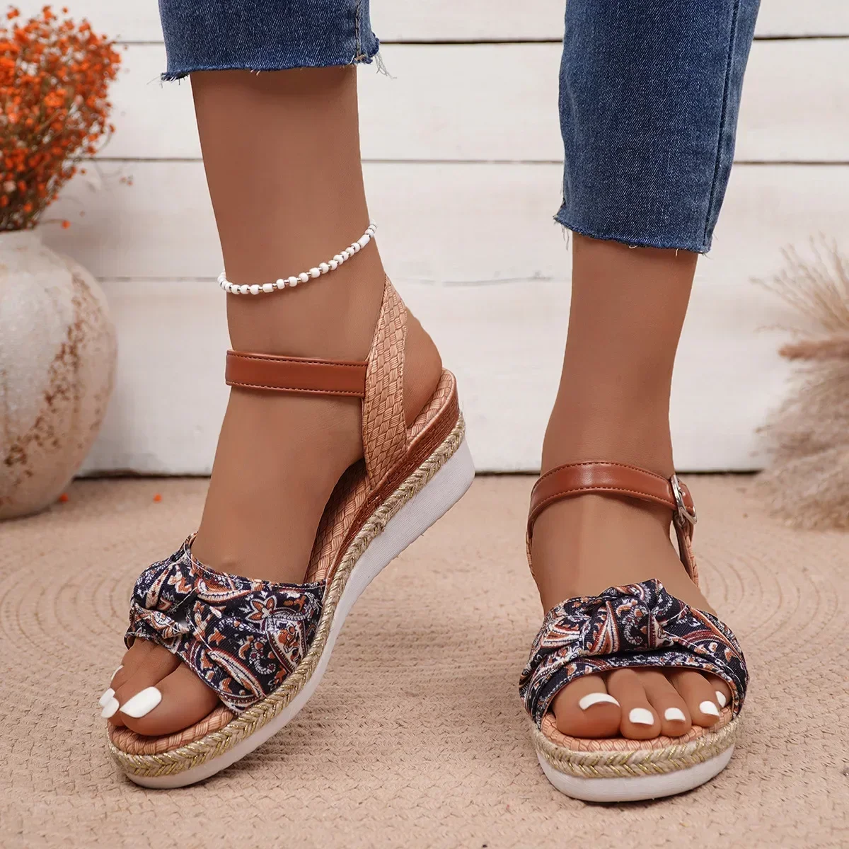 

2024 Spring Summer New Bow Women's Shoes One line Button Slope Heel Thick Sole Casual Large Peep Toe Women's Sandals