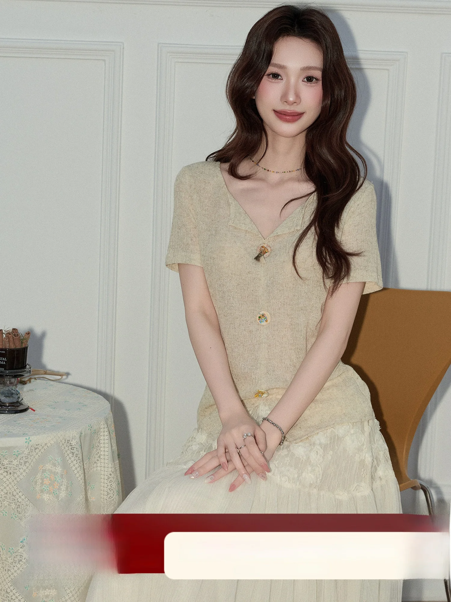 

Женская летняя футболка Slim Fit с коротким рукавом, мягкая, тонкая, с V-образным вырезом, универсальная, с высокой талией, А-силуэт, дышащая, приятная к телу.