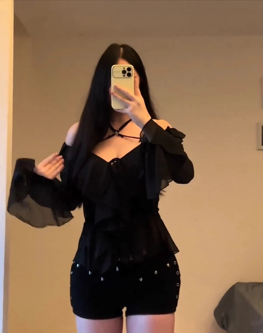 Blus atasan wanita lengan panjang berbahan sifon, model chic warna hitam dengan detail renda, kerut, dan kerah V-neck/Slash Neck, ukuran besar, cocok untuk musim semi dan gugur.