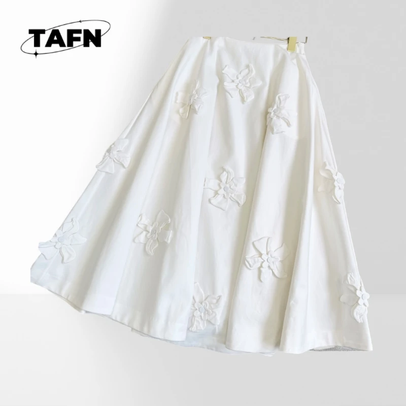 พิมพ์พื้นผิวขั้นสูงกระโปรงมินิเจ้าชู้ที่สวยงามพร้อมรายละเอียดระบาย – สนุกและเป็นผู้หญิงสําหรับแฟชั่นฤดูร้อน AE0211