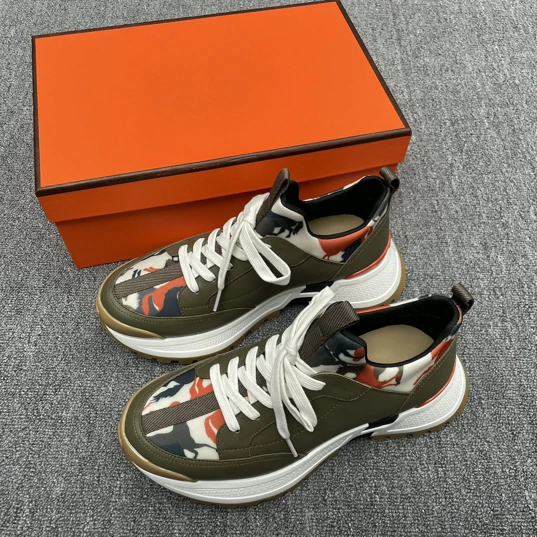 Sneakers con plateau e stampa mimetica color oliva, modello unisex, per uomo e donna.