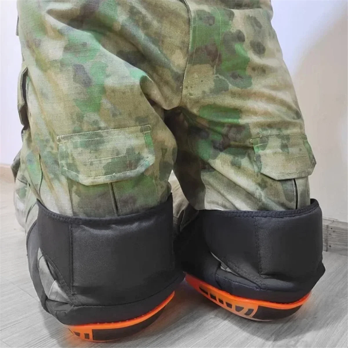 وسادة ركبة ABXHH مكونة من قطعتين لدعم الركبة شديدة التحمل مع أشرطة مضادة للانزلاق لأرضيات البناء والبستنة باللون الأسود