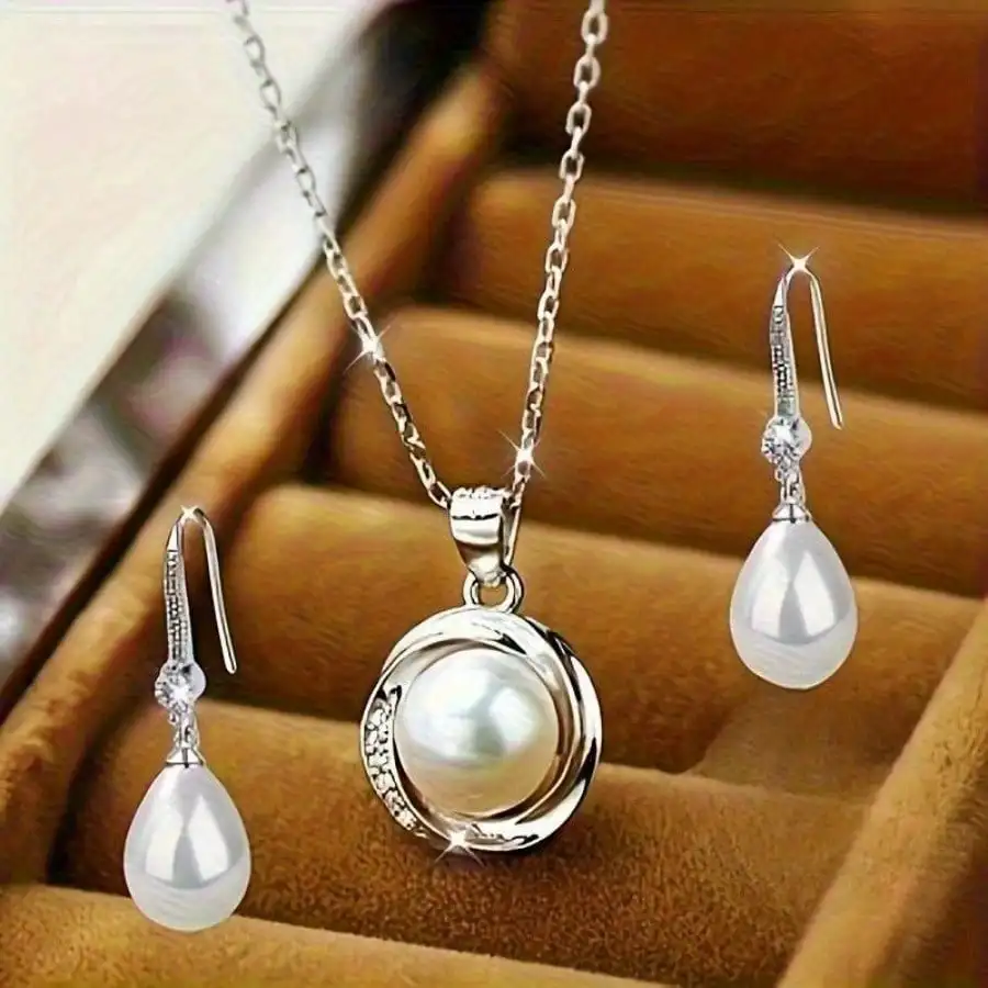 Um conjunto de 2 colares e brincos com pingentes elegantes e elegantes, um presente obrigatório para aniversários femininos e Natal.