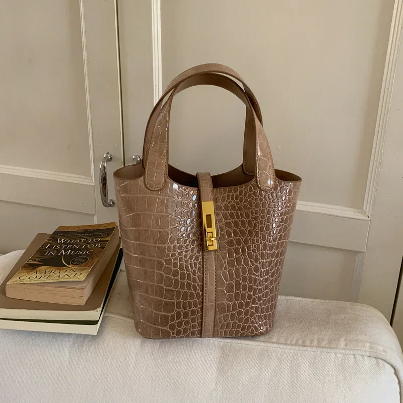 

Elegant Messenger Bag for Women Crafted from Genuine Leather Luxury Brand Design Famous Designer Touch