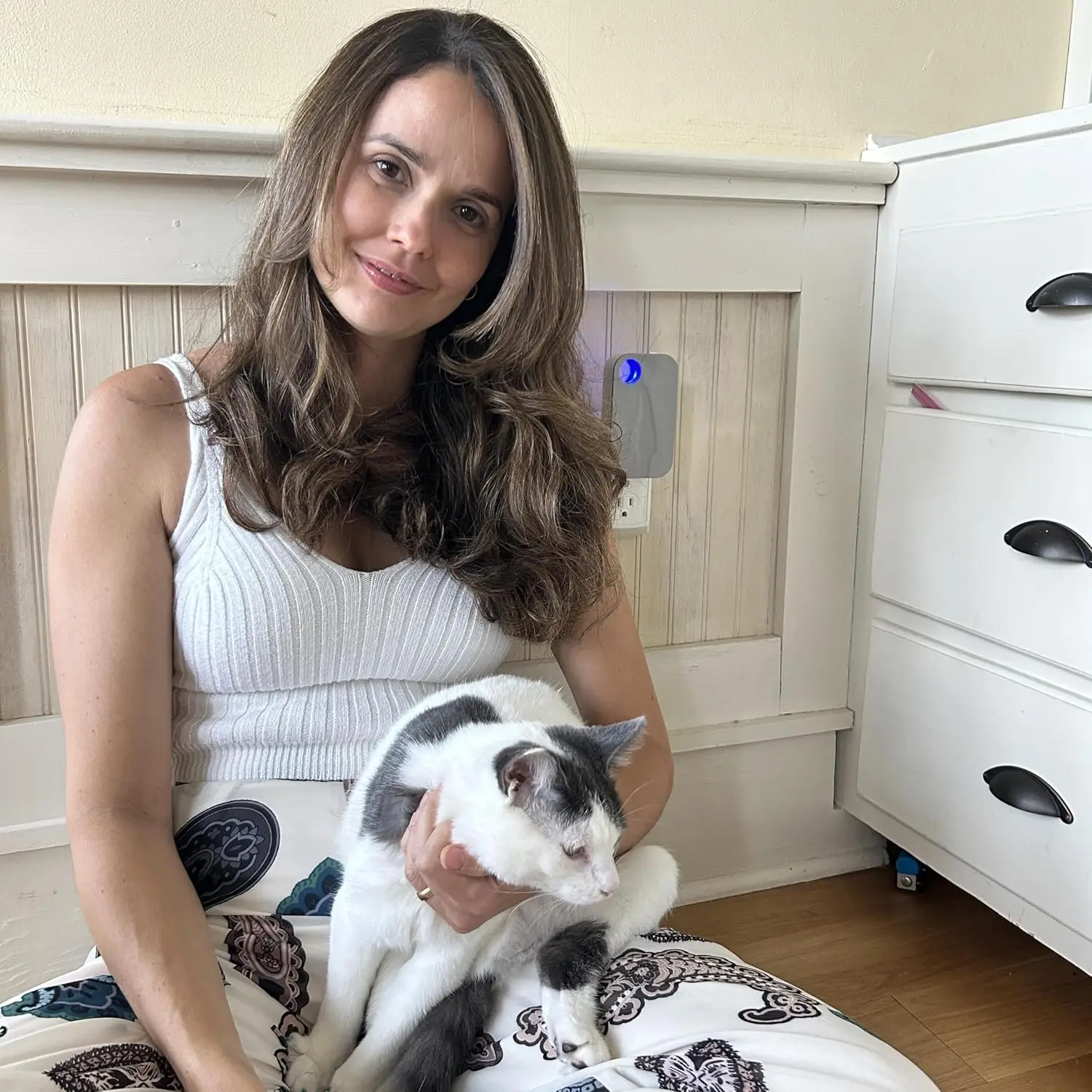 เครื่องฟอกอากาศแบบเสียบปลั๊กพร้อมเทคโนโลยีประจุลบ ดีไซน์กะทัดรัดไร้ไส้กรองเพื่อลดสารก่อภูมิแพ้และกลิ่นในห้องต่างๆ ในบ้าน