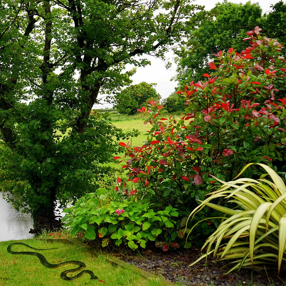 

2 шт. реалистичных моделей змей, жуткие реквизиты для розыгрышей, декор для спальни и игровой комнаты, миниатюрные украшения в виде змей, реалистичный дизайн