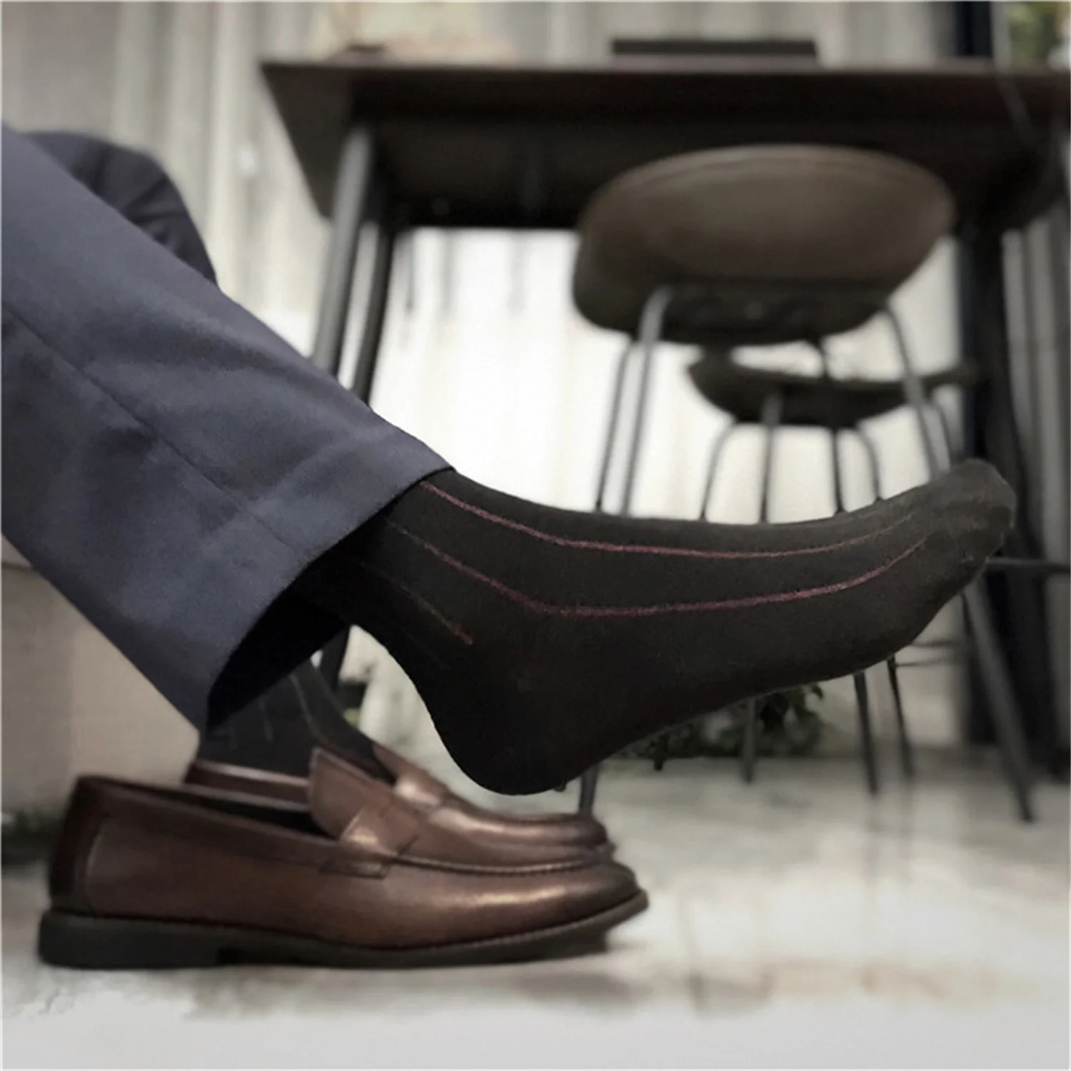 Coole Baumwollsocken, atmungsaktive Socken, schönes erfolgreiches Herren-Outfit, Business-Stil, reichhaltiger Mann, feine Kleidersocken, kurze Socken für den Alltag