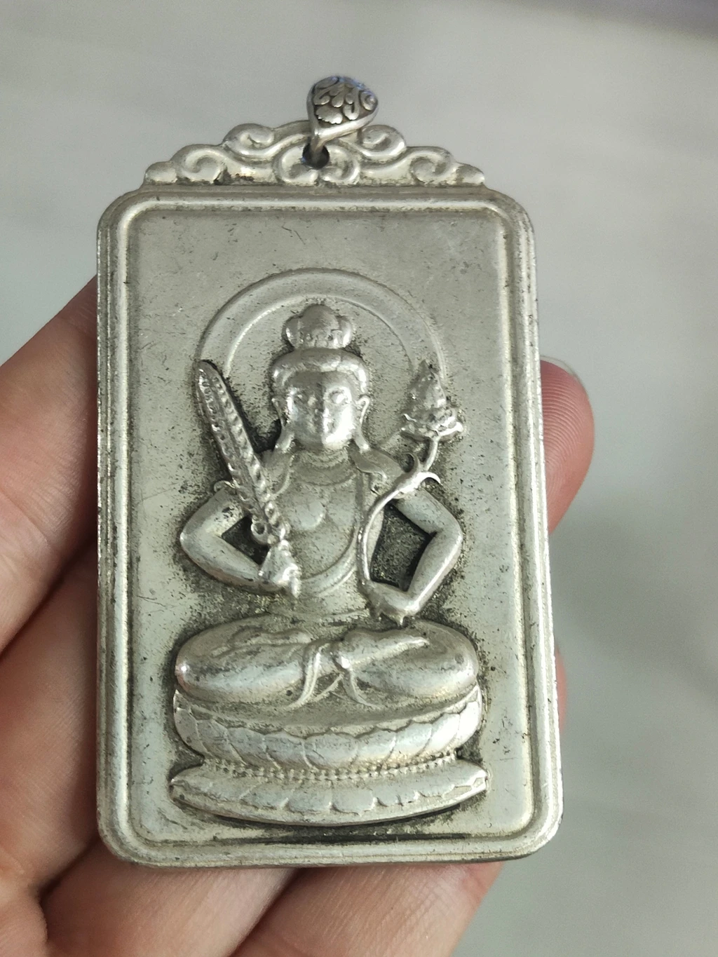 الرجعية الفضة التبتية على الوجهين نحت Manjushri Guanyin العلامة التجارية الأخضر الأم قلادة الصين هدية