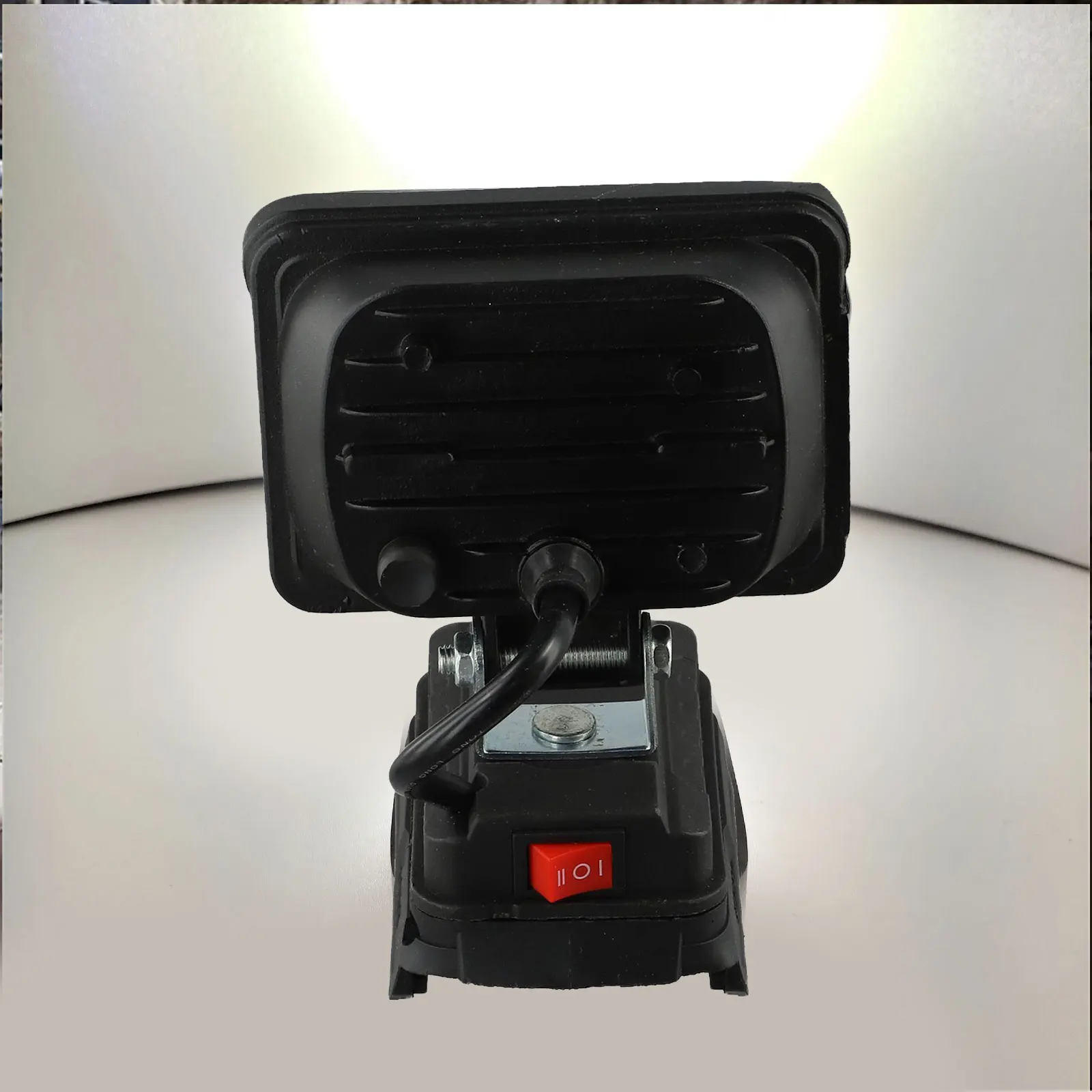 Adequate Protection Features in This Cordless LED Work Light Designed For Compatibility With For bosch's 18V Battery System