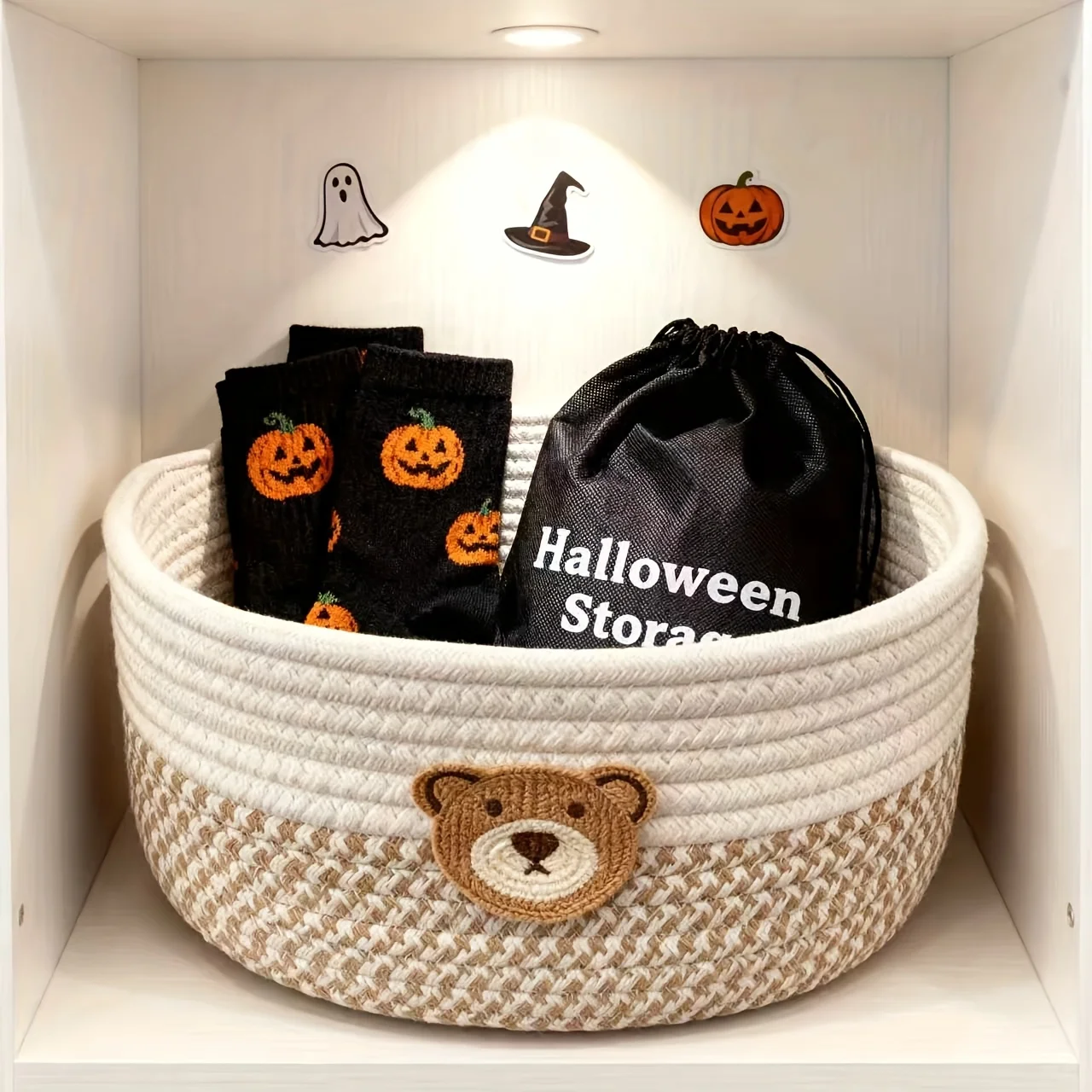 Una pequeña cesta para habitación de bebé con estampado de oso/decoración para habitación de bebé/cesta de almacenamiento para habitación de bebé/caja de almacenamiento con control remoto de escritorio.