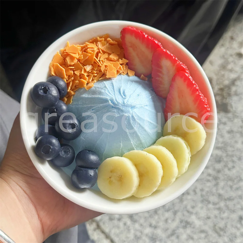 Cuenco de yogur griego, Mango dulce, arándanos chileno bajos en grasa, oblea de cereales horneada con cacao, saboros saludables, modelo de utilería de comida sintética
