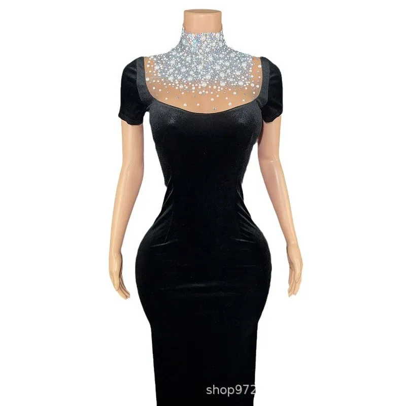 

2025 модная водолазка с жемчугом и бриллиантами, темперамент Хепберн, маленькое черное платье, модель для взрослых, модная одежда для подиума, ежегодное собрание