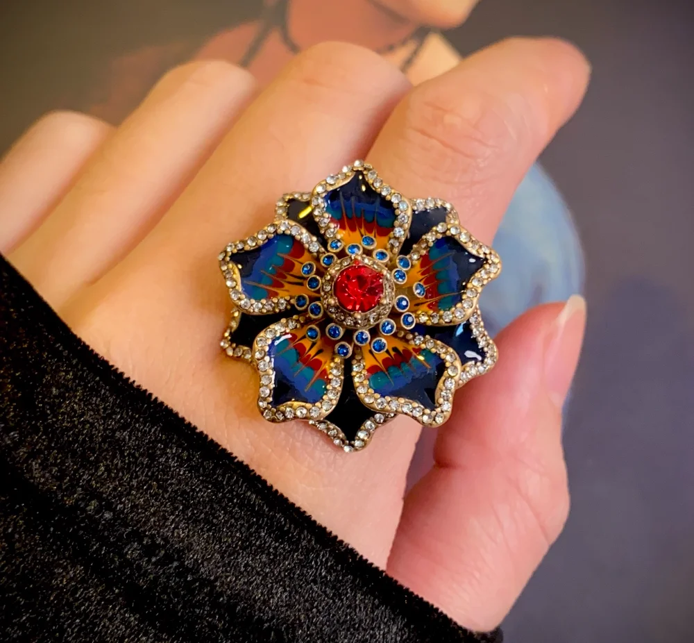 

Винтажное эмалированное кольцо с элегантными цветами.
