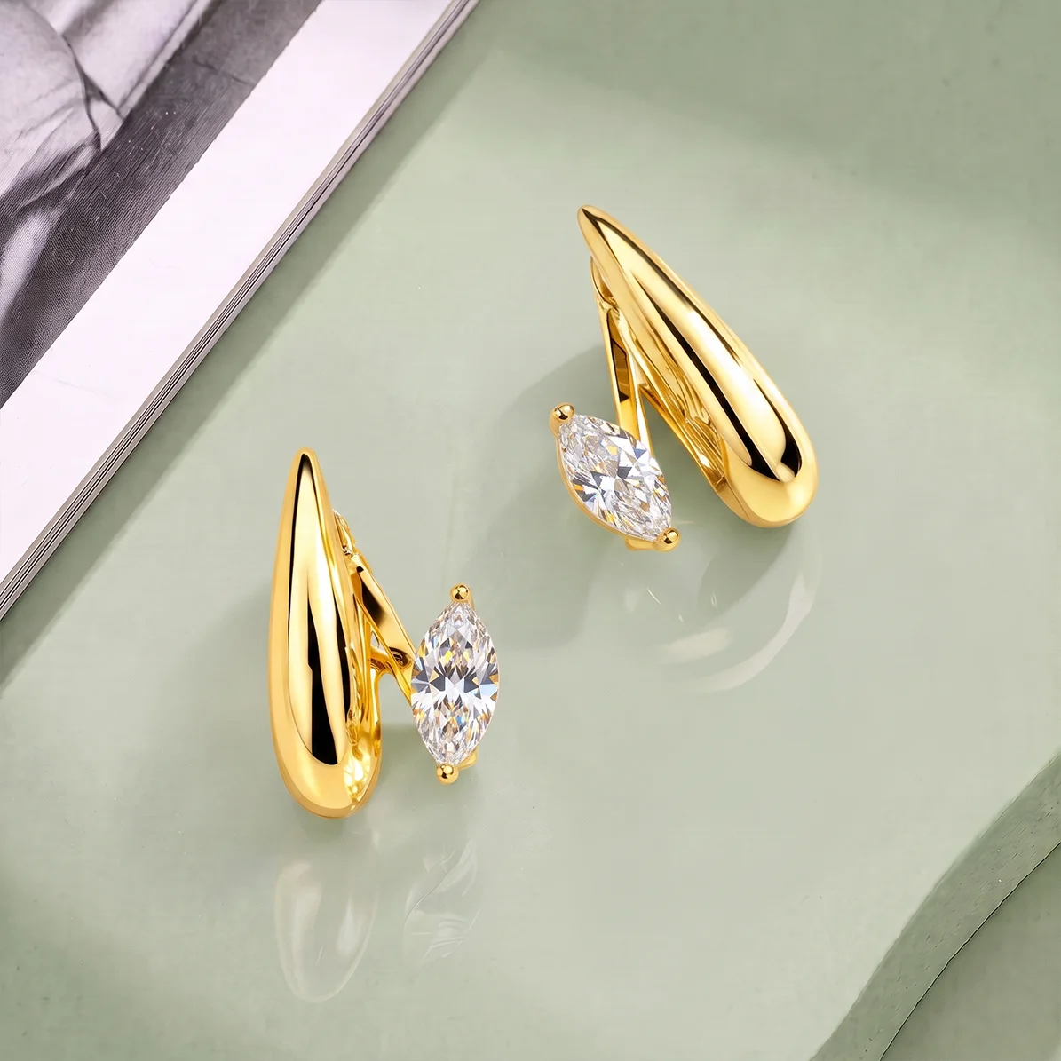 Moonmory Minimalistisches Einzigartiges Design Luxusmarken 5A Marquise Oval Birnenförmige Serie Huggies Ohrringe für Frauen 14K Doppelschicht – Detail 4