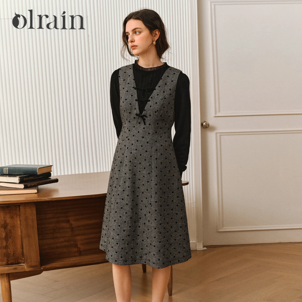 

OLrain Women's French Elegant Dress V-neck Sleeveless Mini Dresses 2025 Autumn Commute X-line Dot Dress Lady Clothes O57QL001220