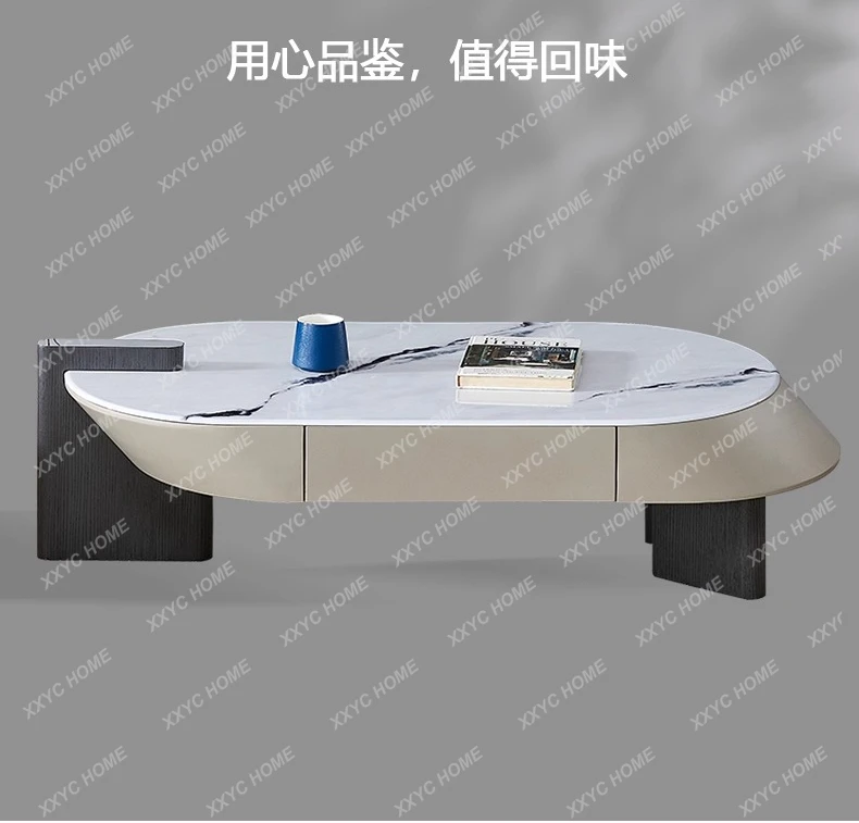 طاولة قهوة ذات بلاطة صخرية وخزانة تلفزيون وغرفة معيشة إيطالية بسيطة وغير منتظمة ذات إحساس عالٍ