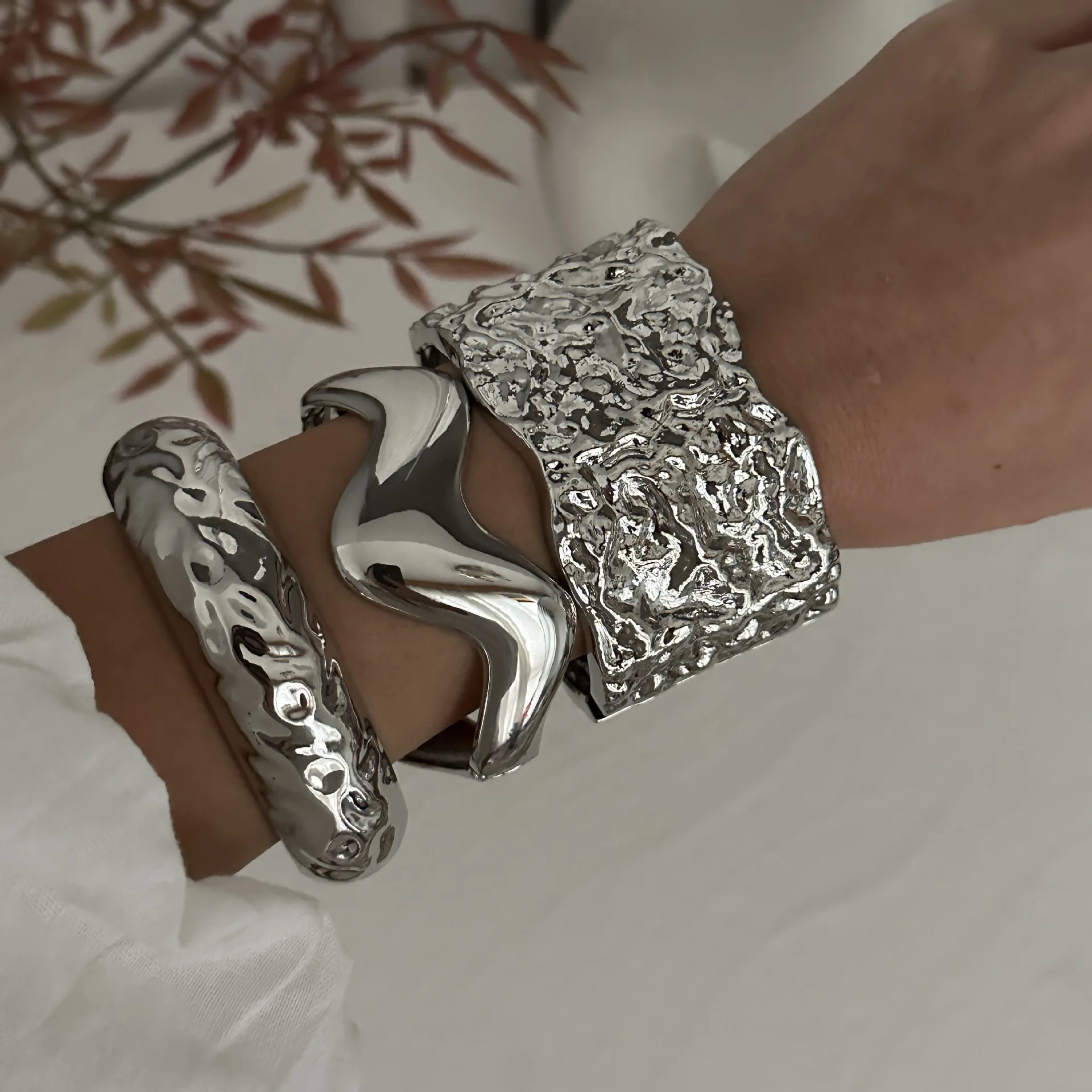 Exquisite Classic Bump Pattern Openning Bangles Bracelet For Women Cuff Bracelet Silver Color Stainless Steel Hand Ornament Gift